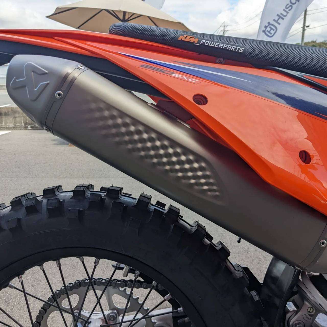 KTM 250 EXC TPI 2022ご納車！ローダウン・アクラポビッチマフラー・カーボンガード 山形県KTM正規ディーラー SUZUKI MOTORS