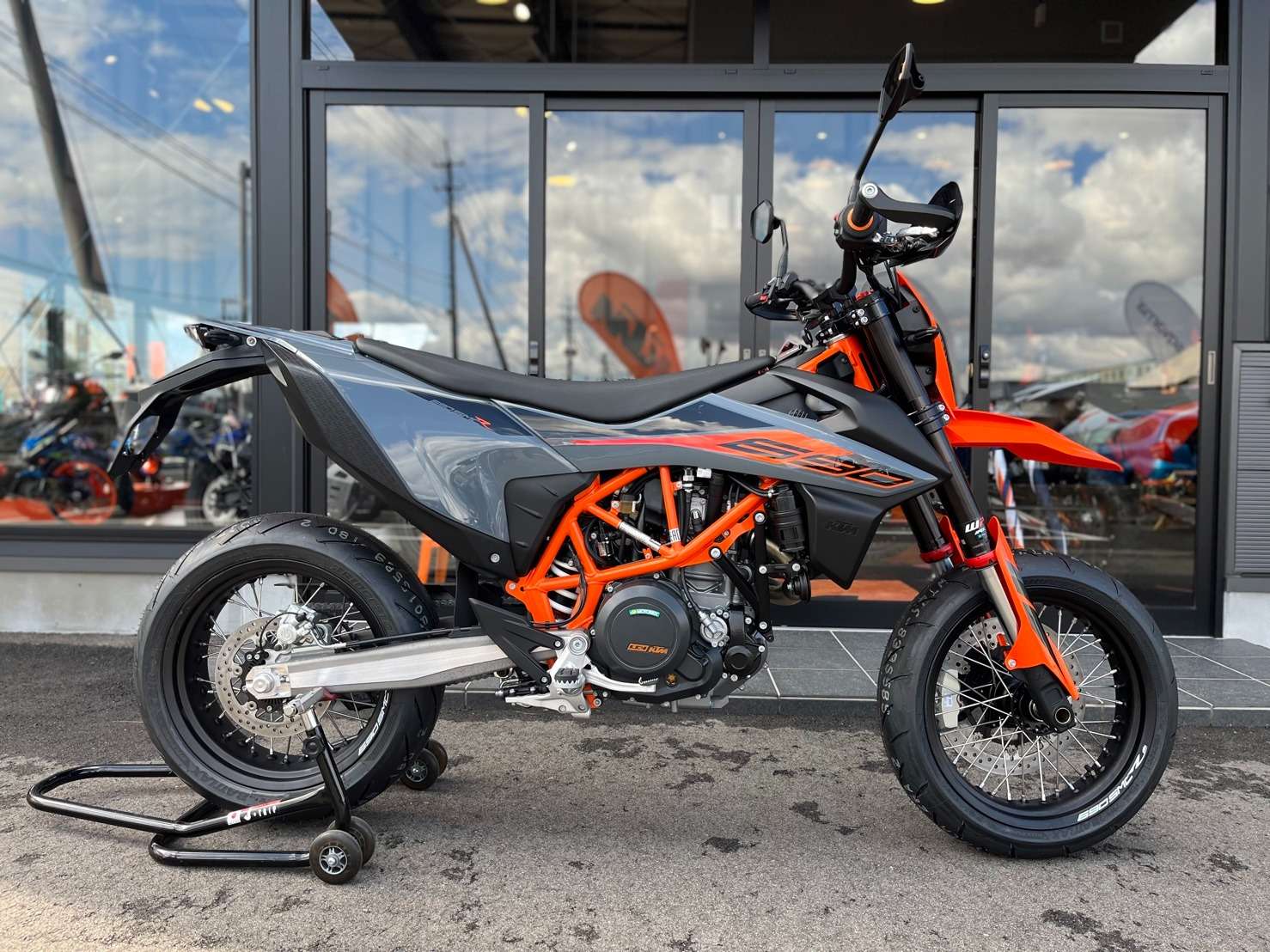 【KTM 690SMC R 2022年モデル 新車が入荷‼️💖】